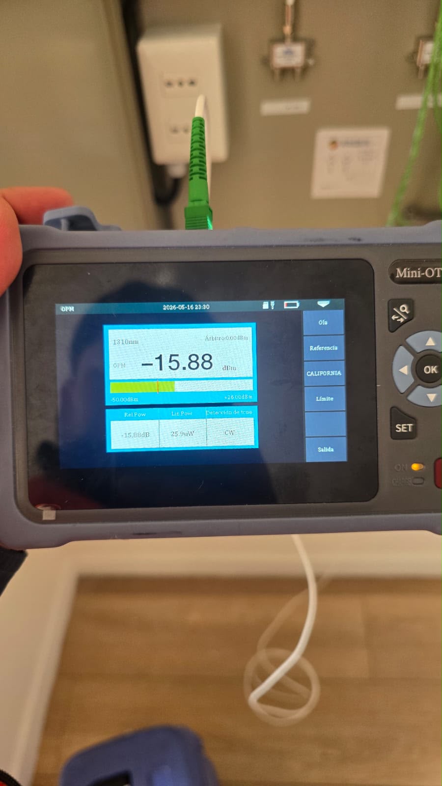Mini-OTDR certificando enlace de fibra óptica