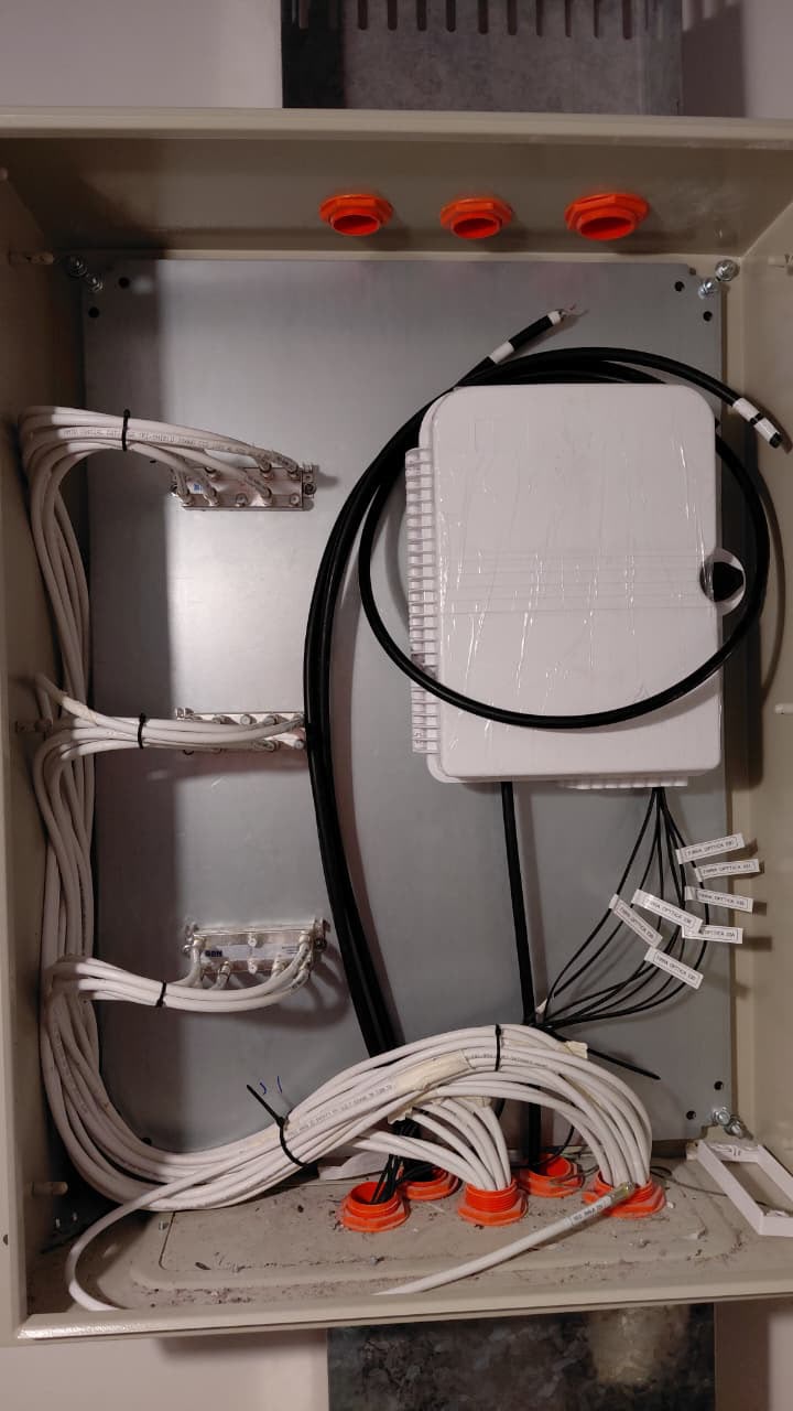 Gabinete de telecomunicaciones con cableado organizado
