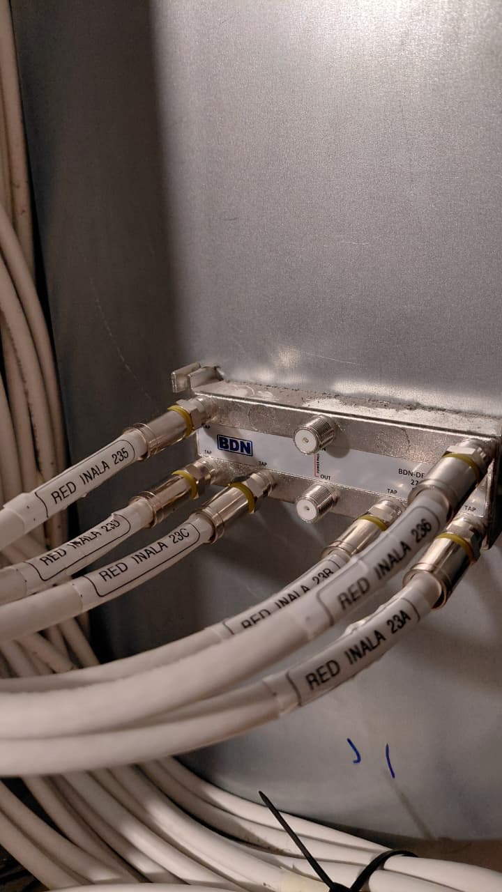 Cables coaxiales rotulados conectados a splitter BDN